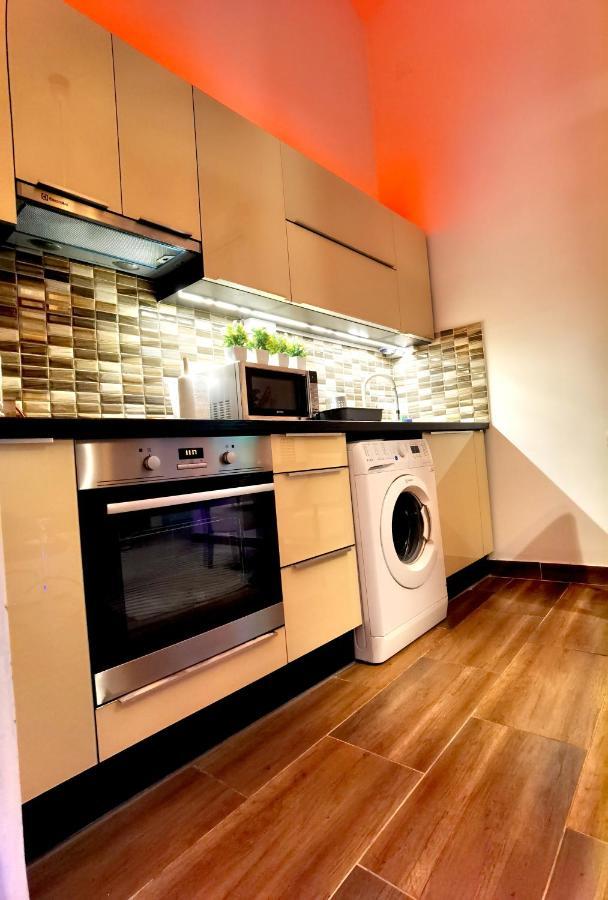 Dolce Vita Supremier Apartment Budapest Bagian luar foto